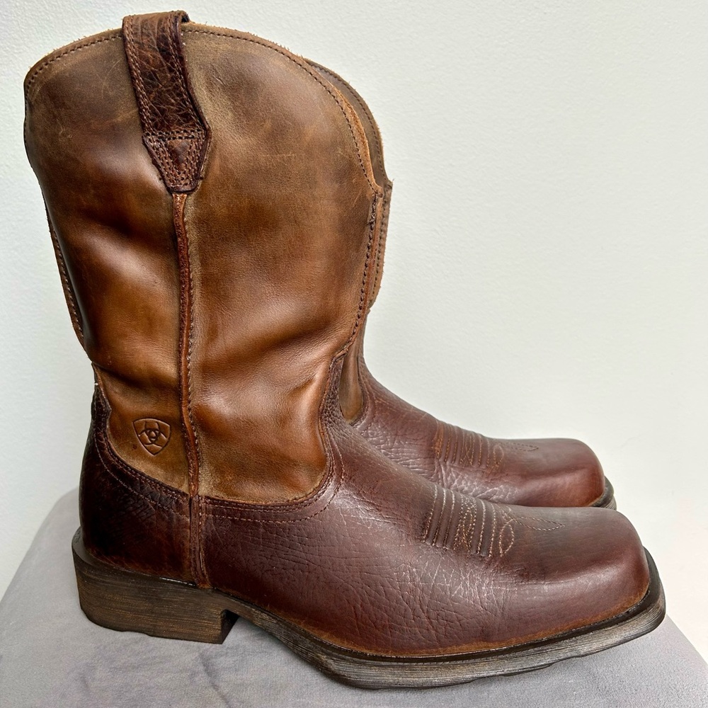 Ariat Men’s Rambler Size 9.5 D Square Toe 11” Western Boot Earth Brown Bomber